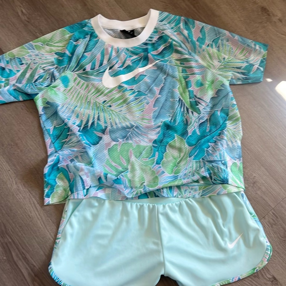 Nike women’s tropical athletic leisure sportswearshort set